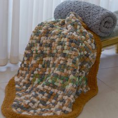 Hand-woven puffy blanket: baby.